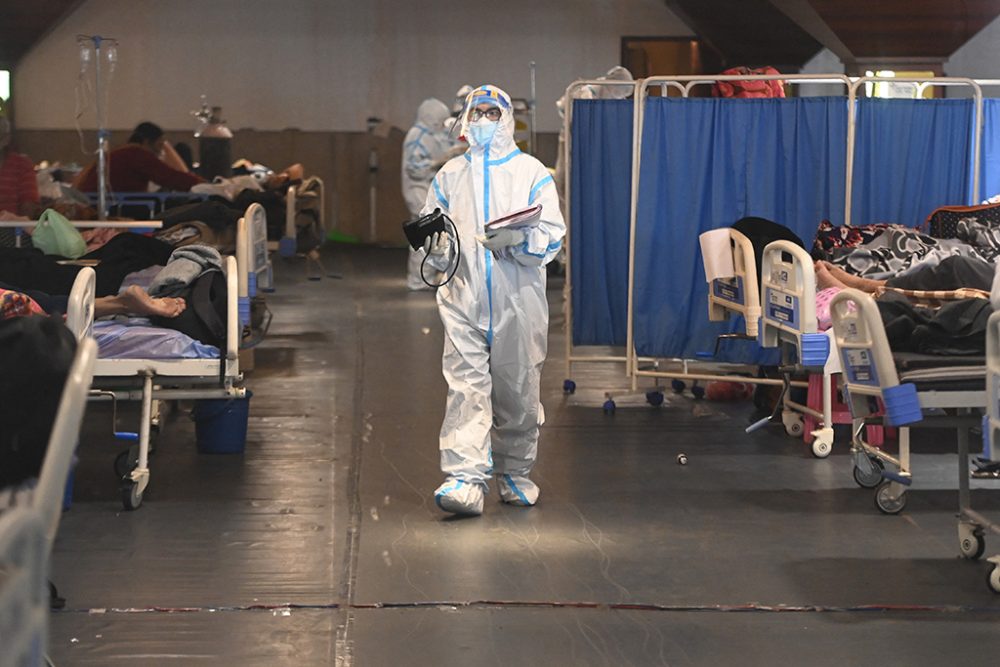 Corona-Patienten in einer umfunktionierten Festhalle in Neu-Delhi (Bild: Money Sharma/AFP)