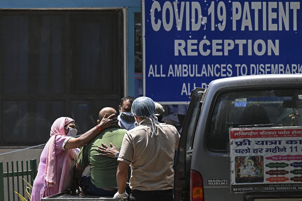 Vor einem Krankenhaus in Neu Delhi am Samstag (Bild: Sajjad Hussain/AFP)