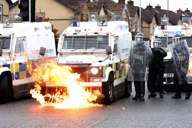 Randalierer in Belfast warfen am Donnerstag Steine, Feuerwerkskörper und Molotowcocktails auf Polizisten (Bild: Paul Faith/AFP)