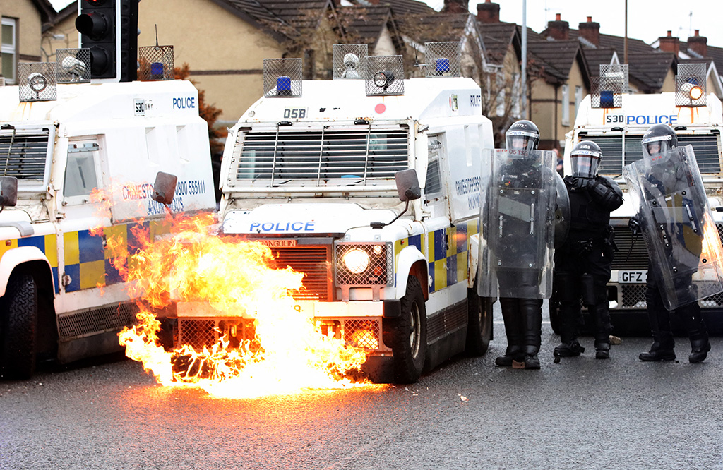 Randalierer in Belfast warfen am Donnerstag Steine, Feuerwerkskörper und Molotowcocktails auf Polizisten (Bild: Paul Faith/AFP)