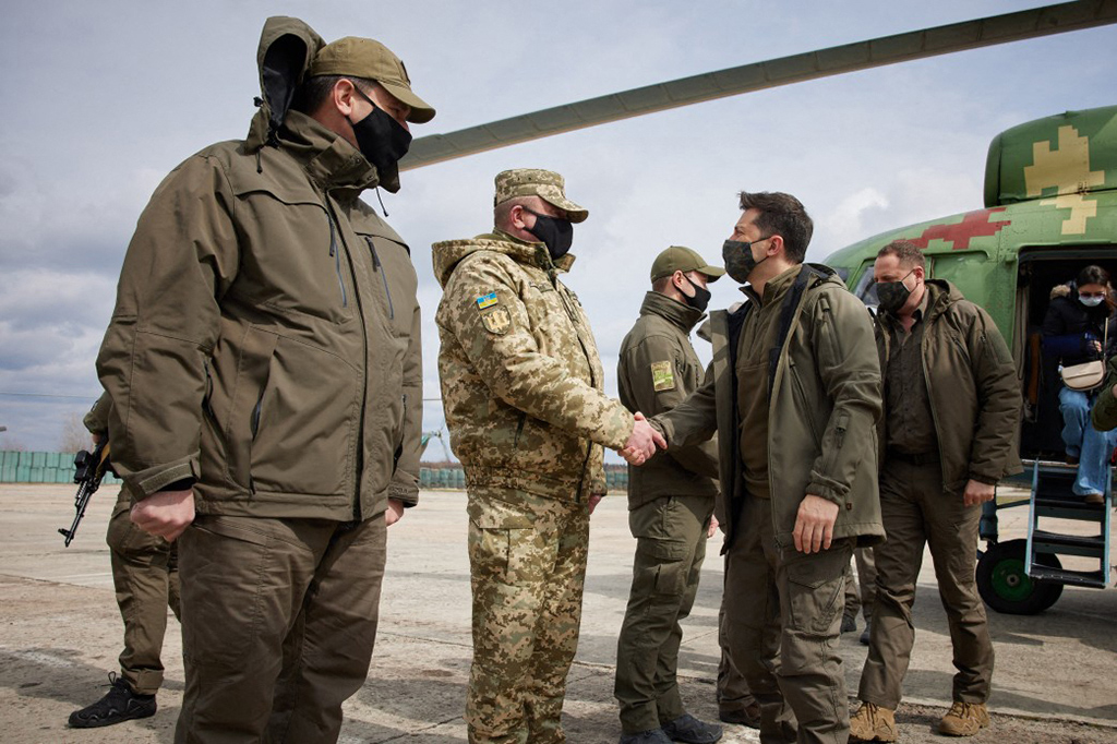 Der ukrainische Präsident Wolodymyr Selenskyj besucht das Kriegsgebiet (Bild: Ukrainischer Präsidentieller Pressedienst/AFP)