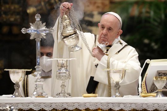 Papst Franziskus zelebriert die Chrisammesse im Petersdom (Bild: Andrew Medichini/Pool/AFP)