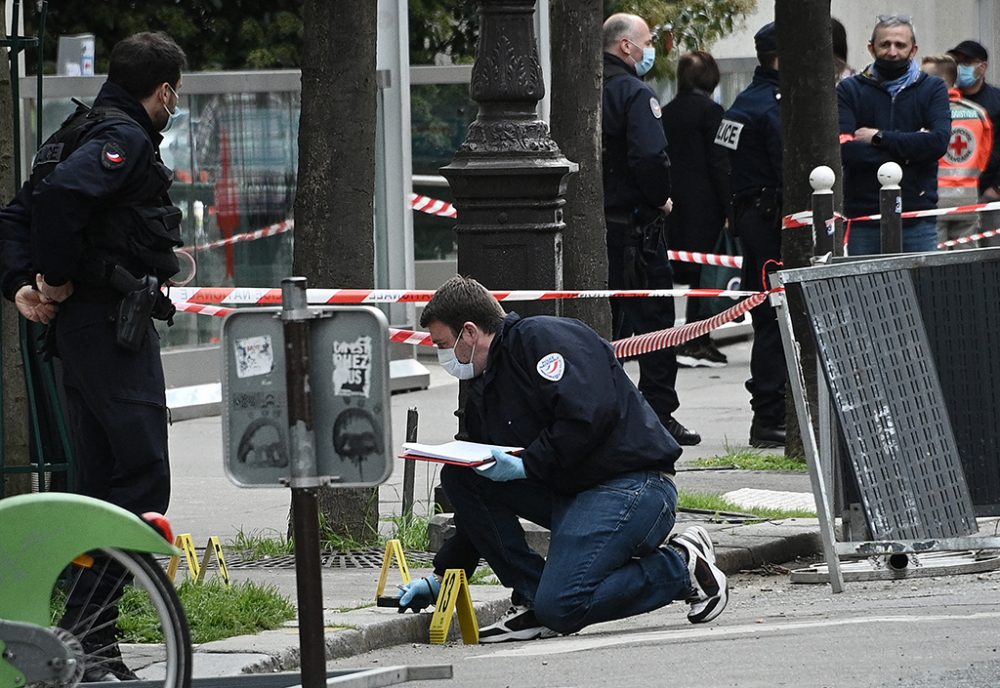 Schüsse vor Krankenhaus in Paris - Forensiker untersuchen den Tatort (Bild: Anne_Christine Poujoulat/AFP)