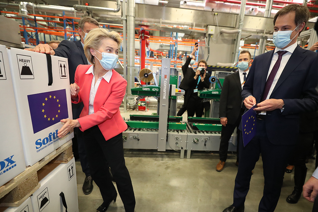 EU-Kommissionschefin Ursula Von der Leyen mit Premier Alexander De Croo bei Pfizer in Puurs (Bild: Benoit Doppagne/Belga)