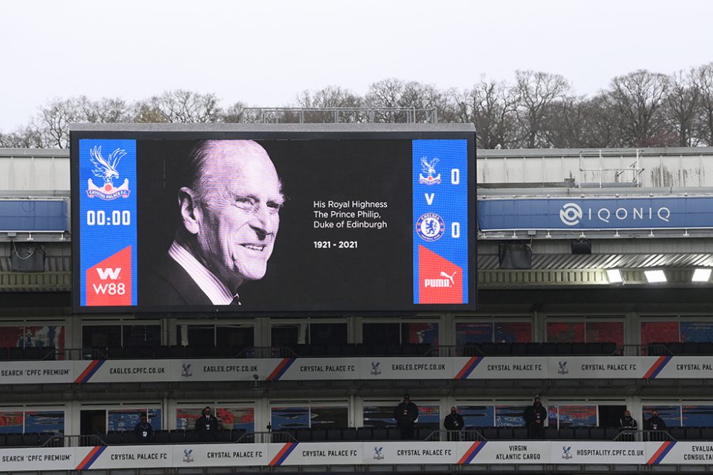 Schweigeminute für Prinz Philip vor dem Premier-League-Spiel zwischen Crystal Palace und Chelsea (Bild: Mike Hewitt/AFP)