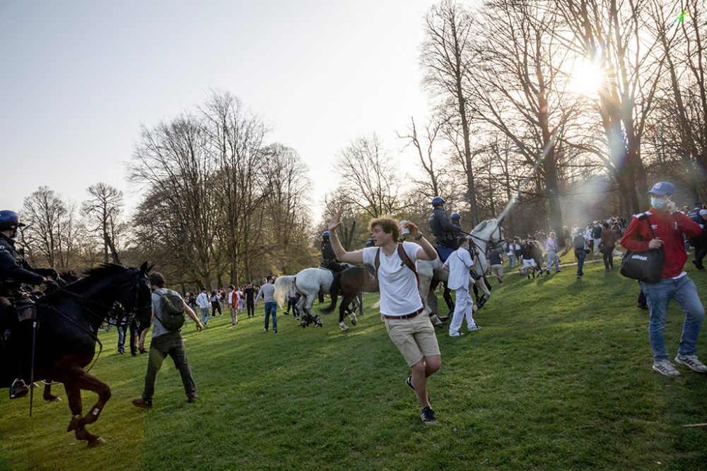 Polizisten zu Pferd bei Menschenansammlung am 1. April im Bois de la Cambre (Bild: Belga/Hatim Kaghat)