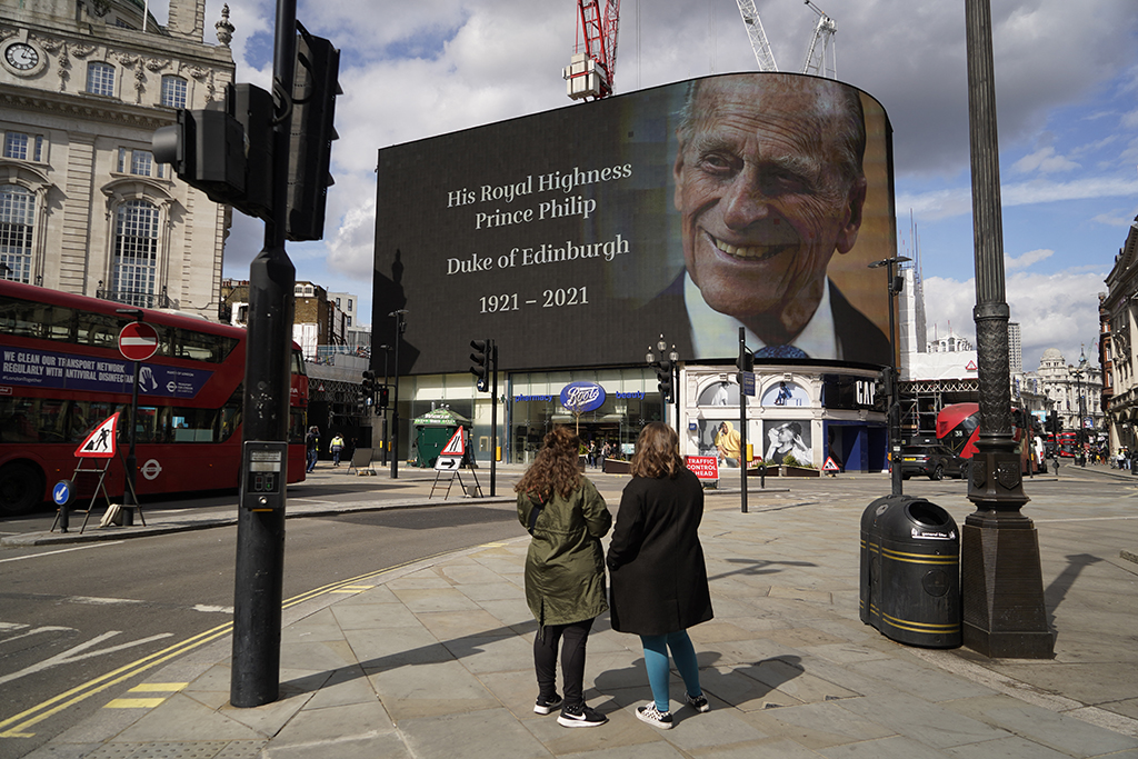 Großbritannien trauert um Prinz Philip: Gedenktafel am Piccadilly Circus in London (Bild: Niklas Halle'n/AFP)