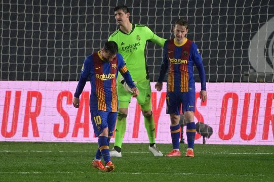 Clásico-Sieg mit Stil: Real Madrids Thibaut Courtois tröstet die beiden Barcelona-Spieler Frenkie De Jong (r.) und Lionel Messi (Bild: Javier Soriano/AFP).
