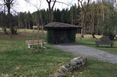 In Gedenken an die Bewohner von Reinartzhof errichteten die Raerener Pfadfinder Anfang der siebziger Jahre eine Waldkapelle (Bild: Christoph Heeren)