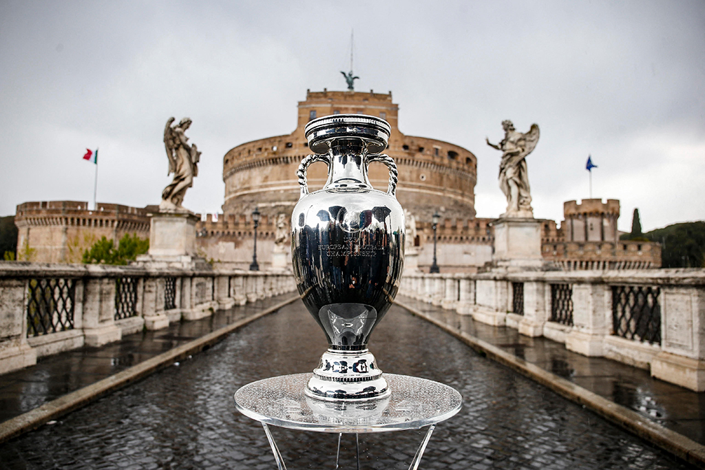 Der EM-Pokal vor der Engelsburg in Rom (Bild: Fabio Frustaci/AFP)