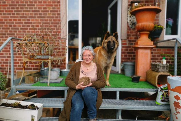 Roswitha Arens mit Igel Stropp und Hund Tiziano (Bild: Raffaela Schaus/BRF)