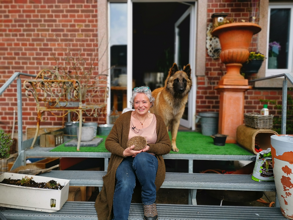 Roswitha Arens mit Igel Stropp und Hund Tiziano (Bild: Raffaela Schaus/BRF)