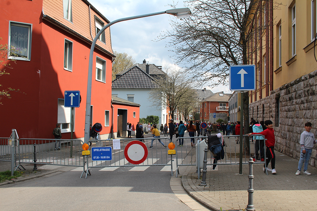 Ein Teil der Eupener Schulstraße wird zu Schulzeiten zur Spielstraße für die SGO (Bild: Andreas Lejeune/BRF)