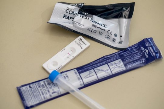 Ab Dienstag dürfen die Apotheken Schnelltests verkaufen (Bild: Nicolas Maeterlinck/Belga)