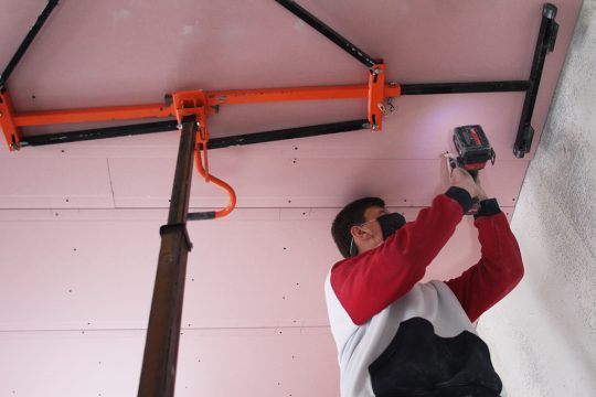 Schnupperwochen 2021: Der 14-jährige Alrik "schnuppert" bei Bauunternehmer Jerry Goblet (Bild: Robin Emonts/BRF)