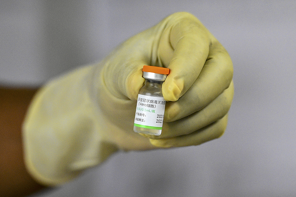 In China wird unter anderem der Sinopharm-Impfstoff hergestellt (Bild: Ishara S. Kodikara/AFP)