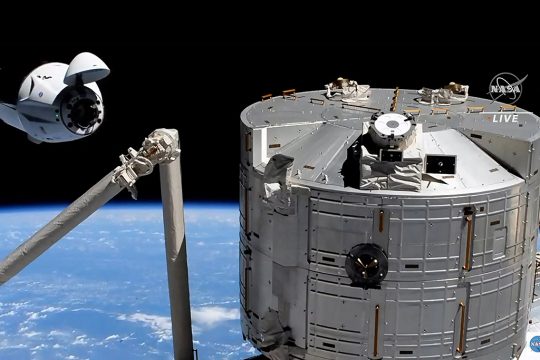 Das Raumfahrzeug Crew Dragon kurz vor dem Andocken an die ISS (Bild: Nasa/AFP)