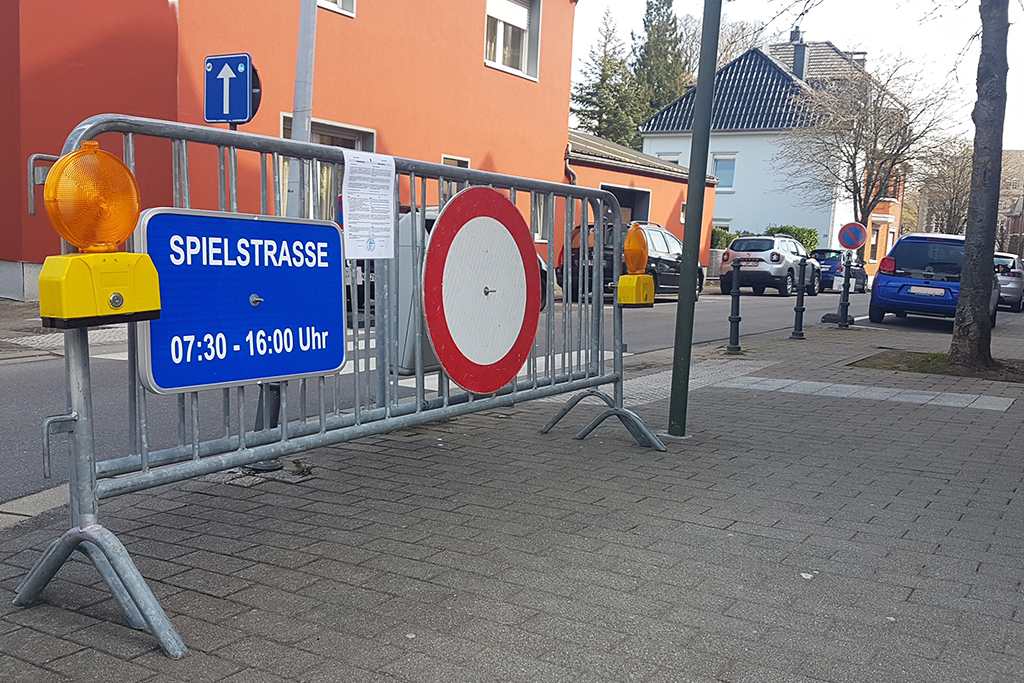 Ein Teil der Eupener Schulstraße wird zur Spielstraße für die Städtische Grundschule Oberstadt (Bild: BRF)