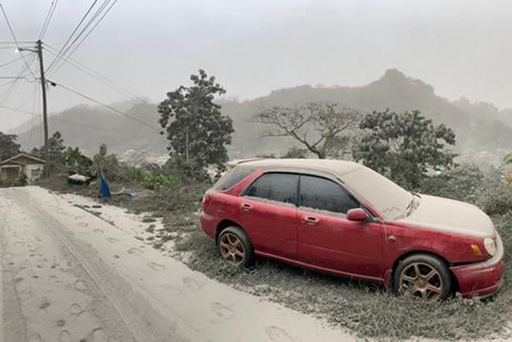 St. Vincent liegt unter einer Schicht Vulkanasche (Bild: UWI Seismic Research Centre/AFP)