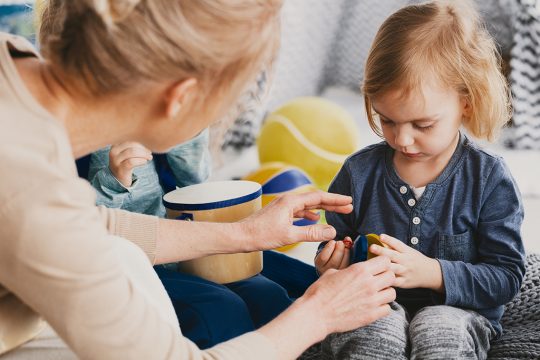 Tagesmutter mit Kleinkind