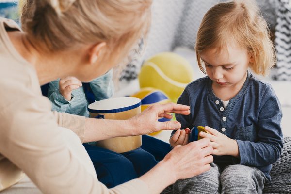 Tagesmutter mit Kleinkind