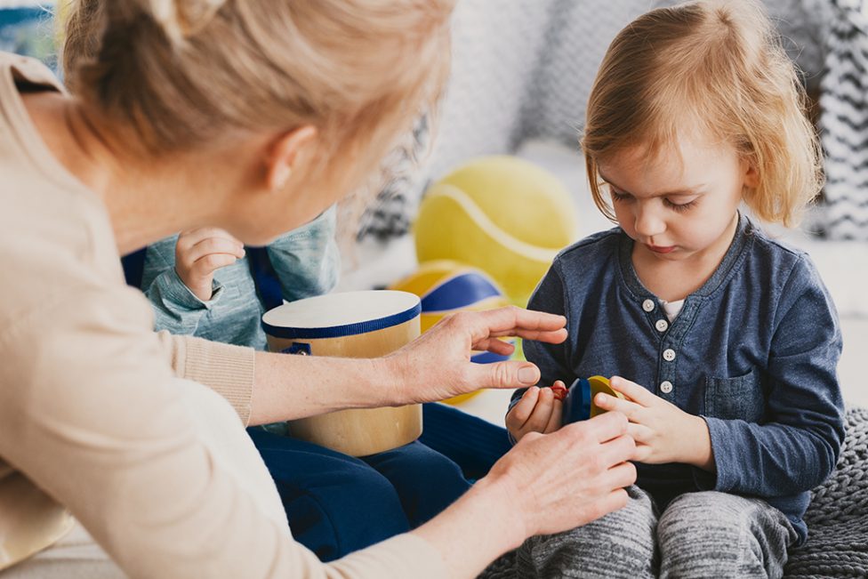 Tagesmutter mit Kleinkind