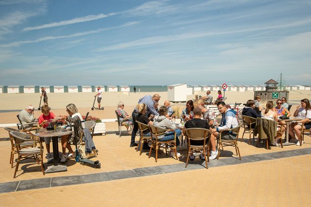 Terrasse in Nieuwpoort im Juni 2020 (Bild: James Arthur Gekiere/Belga)