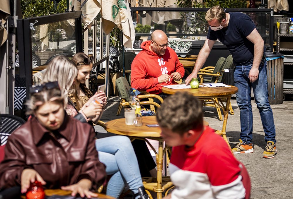 Menschen auf einer Terrasse in den Niederlanden (Bild: Remko de Waal/ANP/AFP)