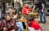 Menschen auf einer Terrasse in den Niederlanden (Bild: Remko de Waal/ANP/AFP)