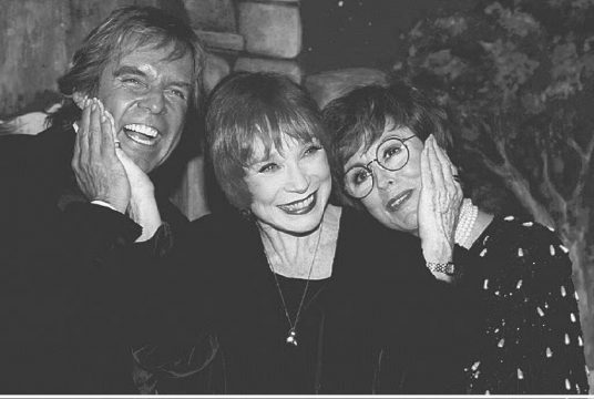 Thomas Fritsch mit Shirley McLaine und Caterina Valente 1994 in München (Bild: Ursula Dueren/EPA)