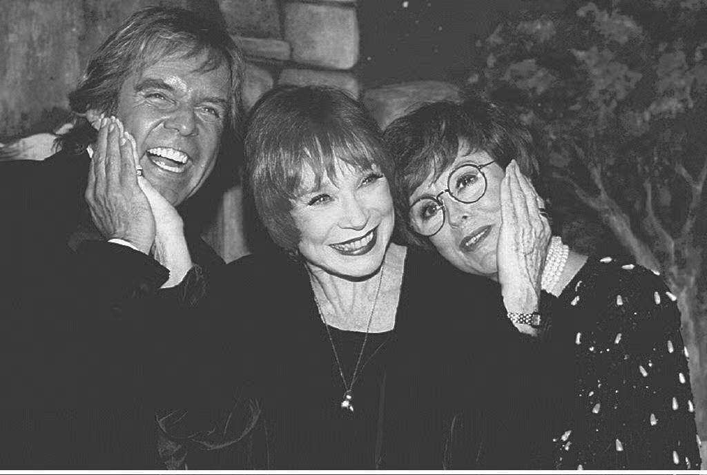 Thomas Fritsch mit Shirley McLaine und Caterina Valente 1994 in München (Bild: Ursula Dueren/EPA)