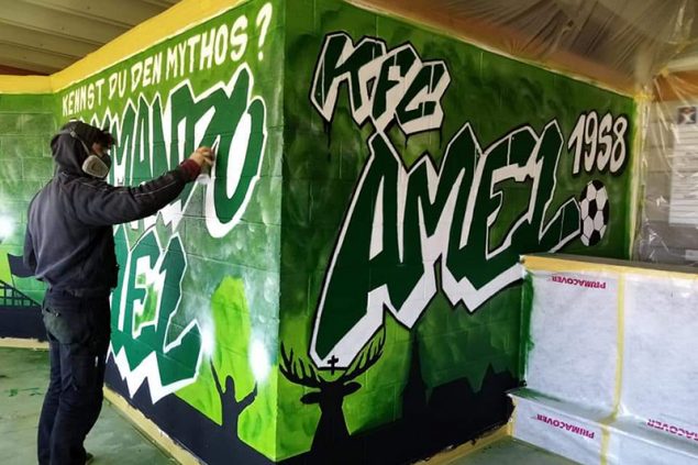 Graffiti-Künstler Thomas Hönen hat die Kantine des FC Grün-Weiß Amel neu gestaltet (Bild: privat)