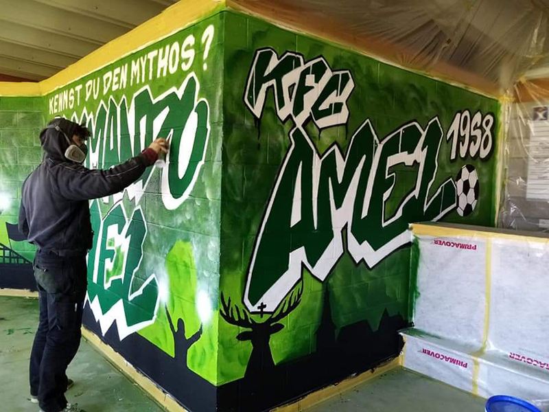 Graffiti-Künstler Thomas Hönen hat die Kantine des FC Grün-Weiß Amel neu gestaltet (Bild: privat)