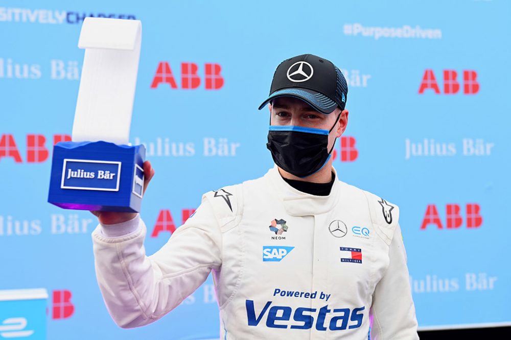 Stoffel Vandoorne mit dem Pokal für die Pole Position (Bild: Simon Galloway/LAT Images/FIA Formula E)