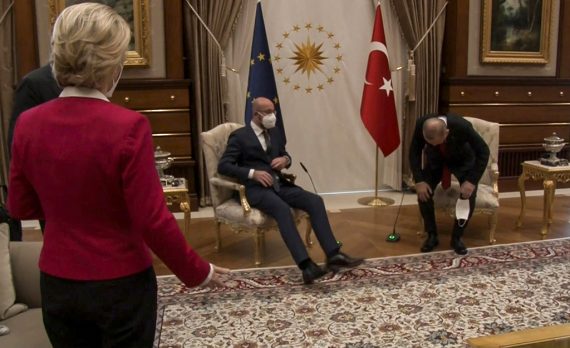 "Reise nach Jerusalem" in Ankara: Kein Stuhl für EU-Kommissionspräsidentin Ursula von der Leyen (Bild: Turkish Presidential Press Service/AFP)