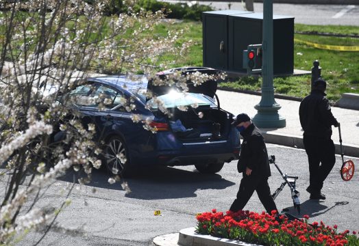 Polizisten untersuchen den Wagen des Angreifers vor dem Kapitol (Bild: Eric Baradat/AFP)