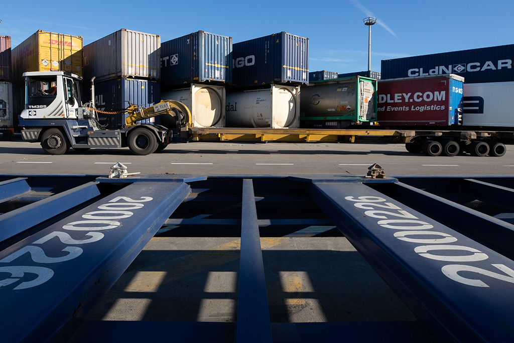 Container und LKW im Hafen von Zeebrugge