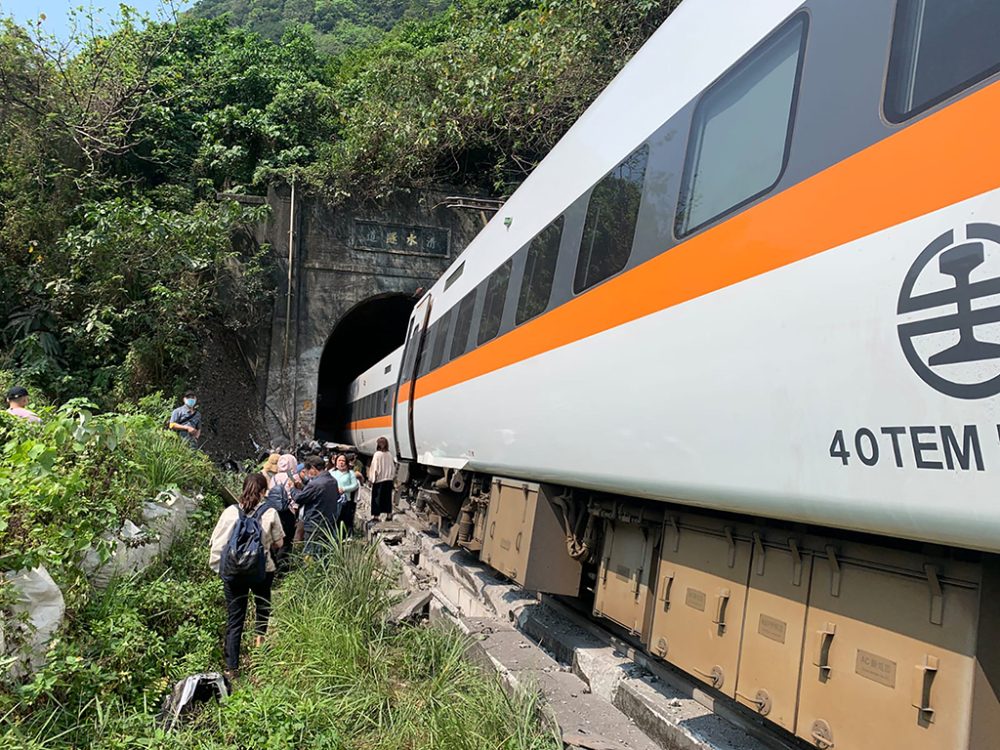 Zug entgleist in einem Tunnel in Taiwan (Bild: Central Emergency Center/AFP)