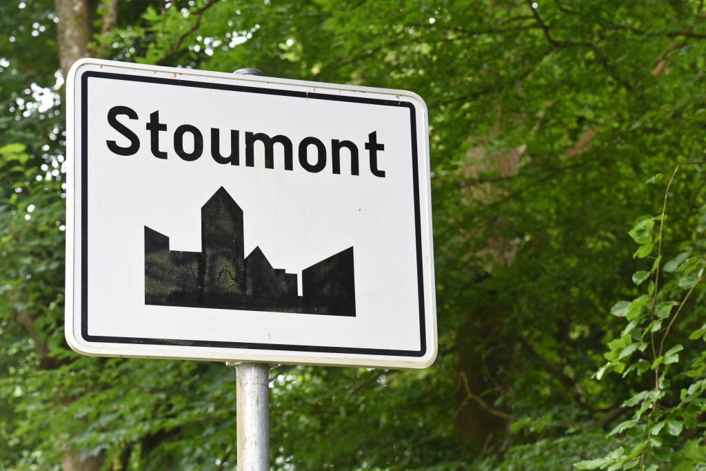 Ortsschild von Stoumont (Bild: Jean-Luc Flemal/Belga)