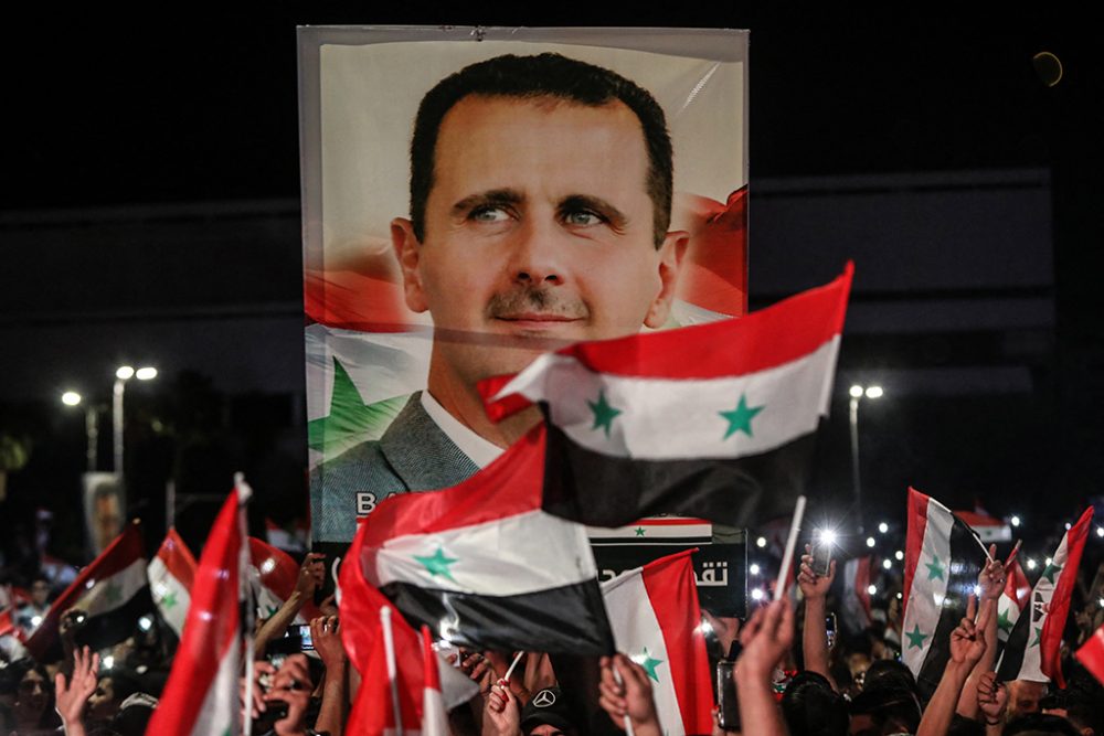 Anhänger von Assad feiern den Sieg des syrischen Machthabers auf den Straßen der Hauptstadt Damaskus