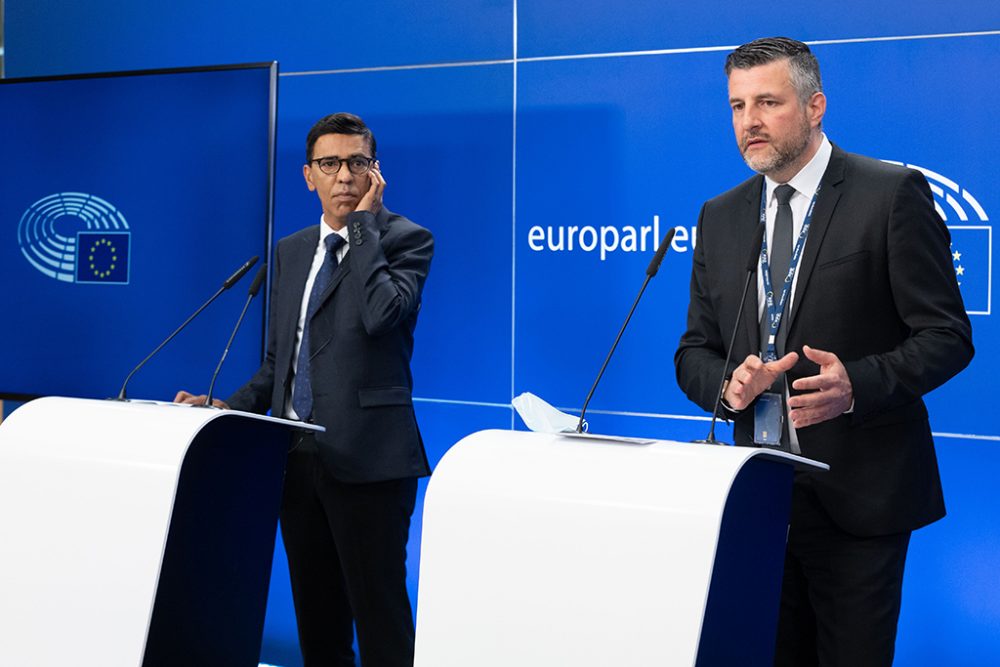 Pascal Arimont (r.) bei der Pressekonferenz mit dem Vorsitzenden des Ausschusses für Regionalpolitik, Younous Omarjee (Bild: Europäisches Parlament)