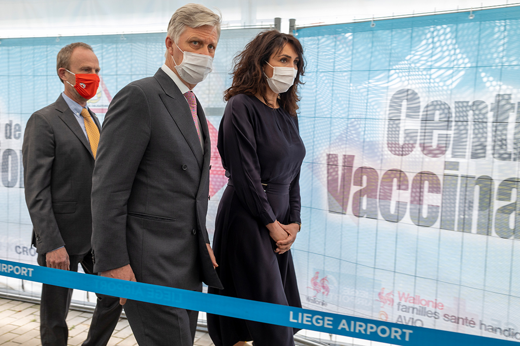 König Philippe und die wallonische Gesundheitsministerin Christie Morreale besuchen das Impfzentrum in Bierset (Bild: Olivier Matthys/Pool/Belga)