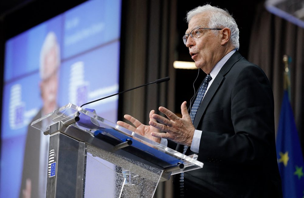 der EU-Außenbeauftragte Josep Borrell bei der Pressekonferenz nach den Video-Beratungen (Bild: Olivier Hoslet/AFP)