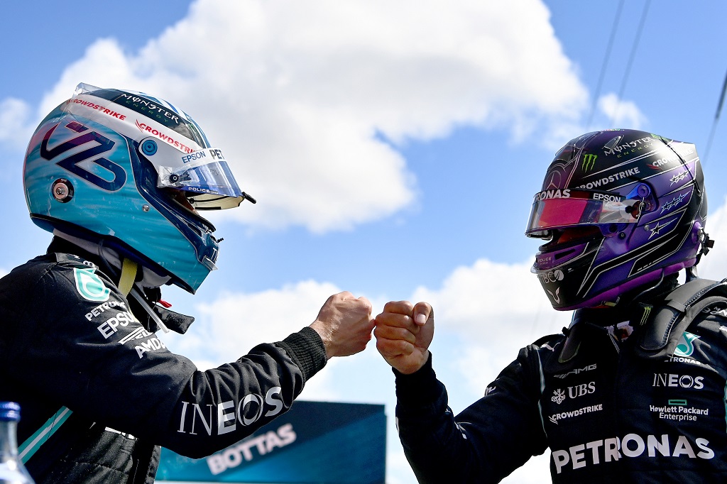 Lewis Hamilton (r.) gratuliert seinem Marcedes-Kollegen Valtteri Bottas zur Pole Position in Portugal (Bild: Gabriel Bouys/AFP).