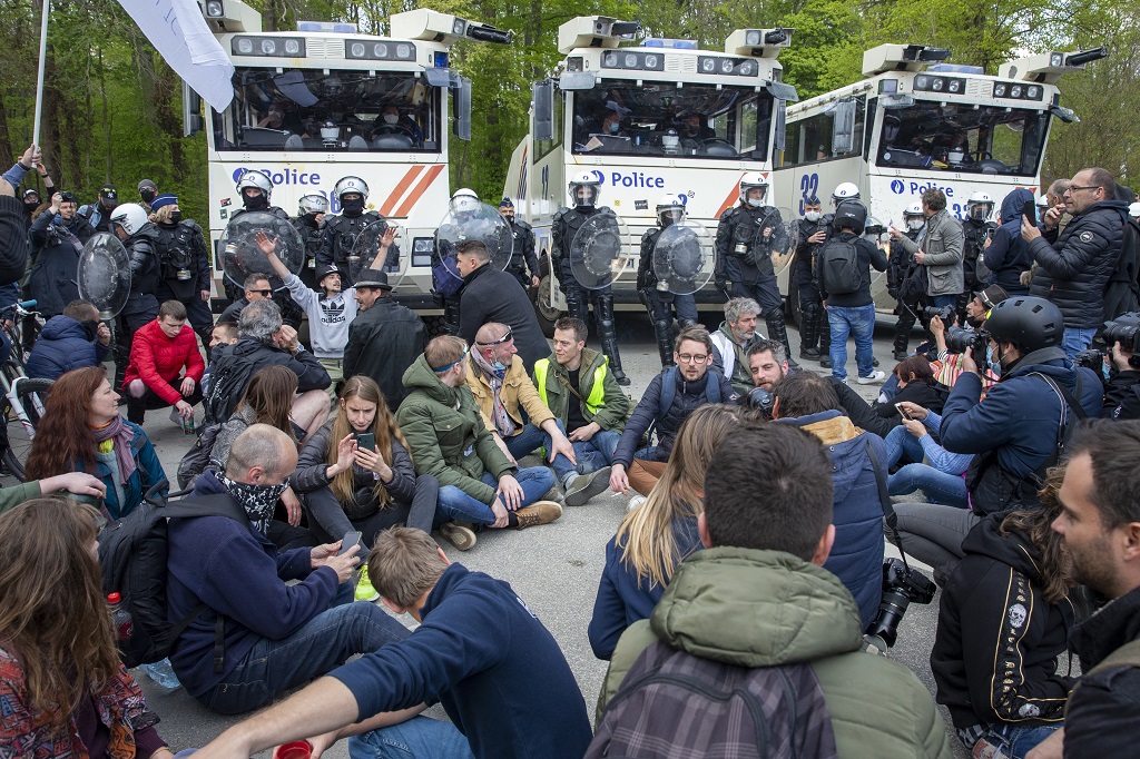 Im Bois de La Cambre standen sich am 1. Mai erneut hunderte Polizisten und tausende Teilnehmer eines unerlaubten Treffens gegenüber (Archivbild: Nicolas Maeterlinck/Belga)