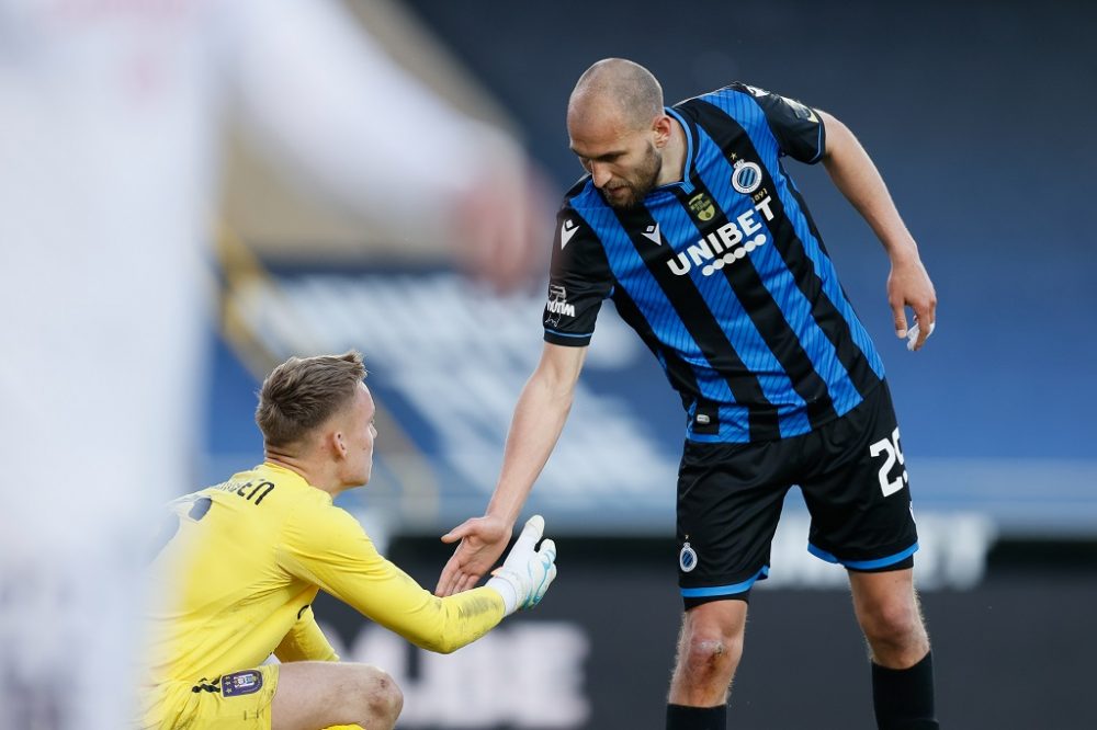 Anderlechts junger Torwart Bart Verbruggen and Brügges Bas Dost nach dem 2:2 in den Champions play-offs (Bild: Bruno Fahy/Belga)