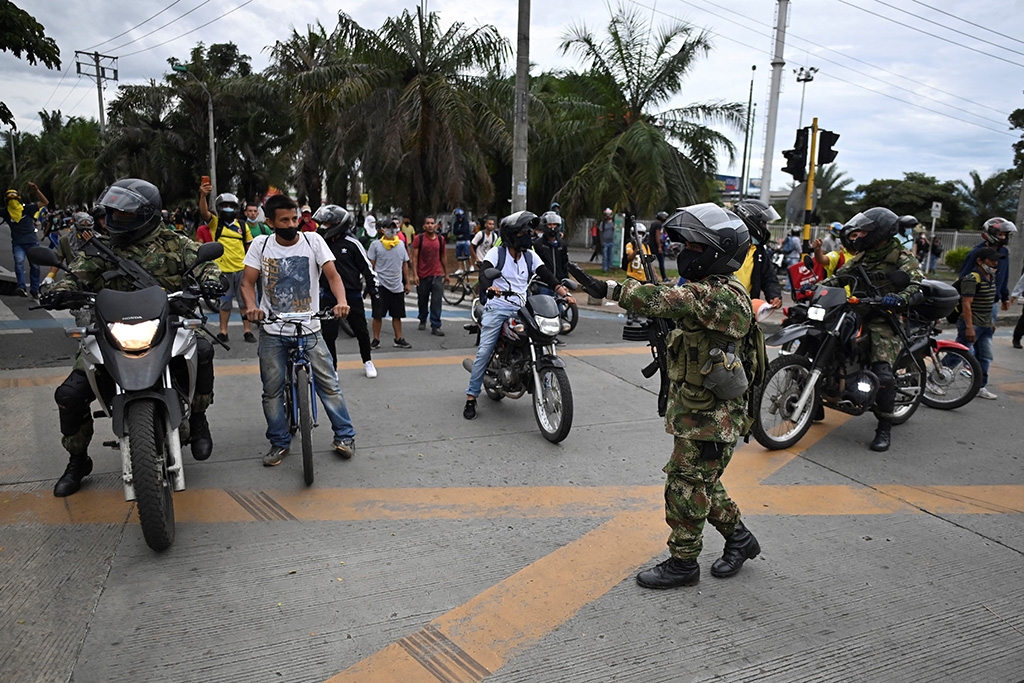 Kolumbianische Soldaten versuchen, Demonstranten in Cali zu beruhigen (Bild: Luis Robayo/AFP)