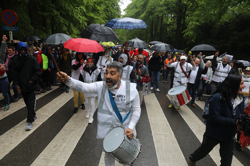 Demonstranten gegen Corona-Regeln im Brüsseler Bois de la Cambre (Bild: Hatim Kaghat/Belga)