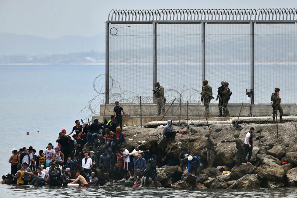 Ankunft von Migranten in der spanischen Nordafrika-Exklave Ceuta am 18. Mai (Bild: Antonio Sempere/AFP)