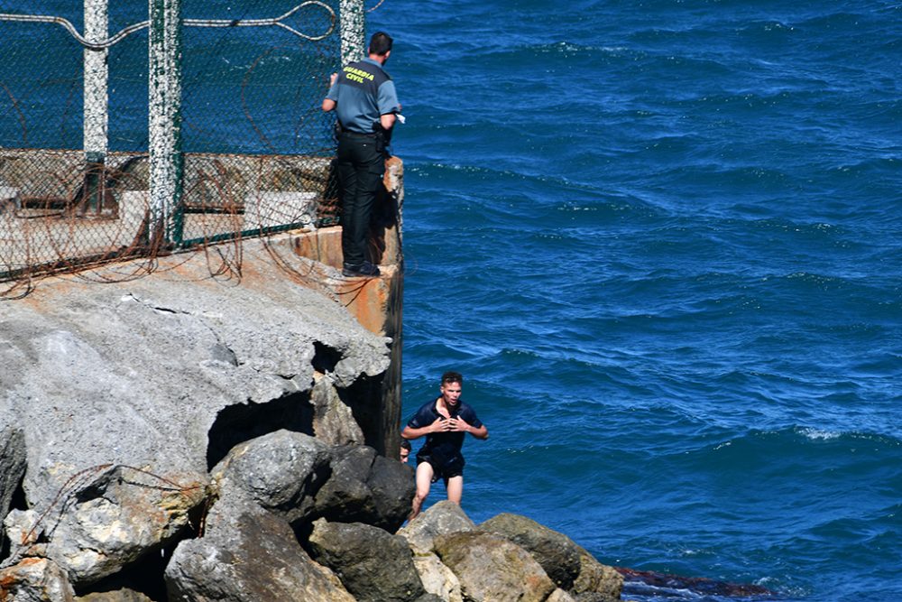 Migrant bei seiner Ankunft in Ceuta (Bild: Antonio Sempere/AFP)